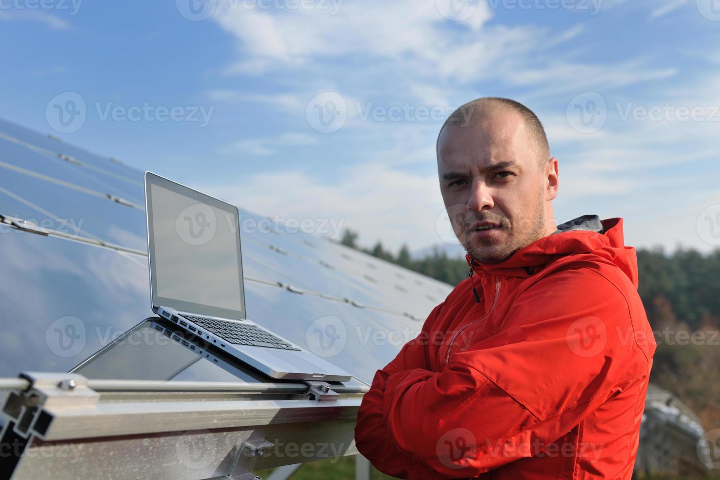 ingenieur gebruik makend van laptop Bij zonne- panelen fabriek veld- foto