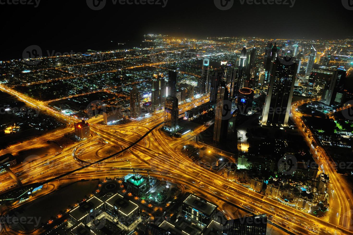 panorama van naar beneden stad- Dubai stad Bij nacht foto