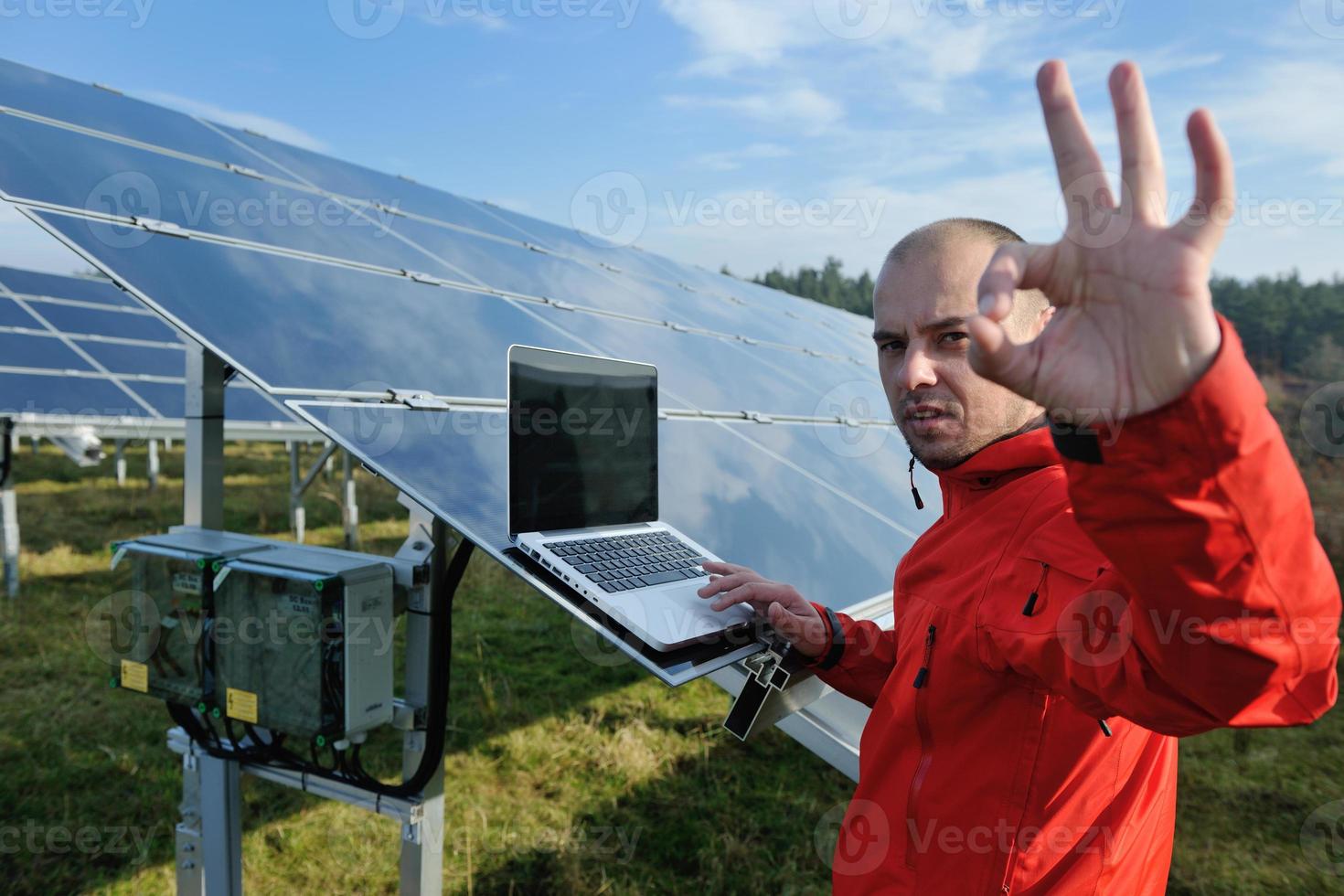 ingenieur gebruik makend van laptop Bij zonne- panelen fabriek veld- foto