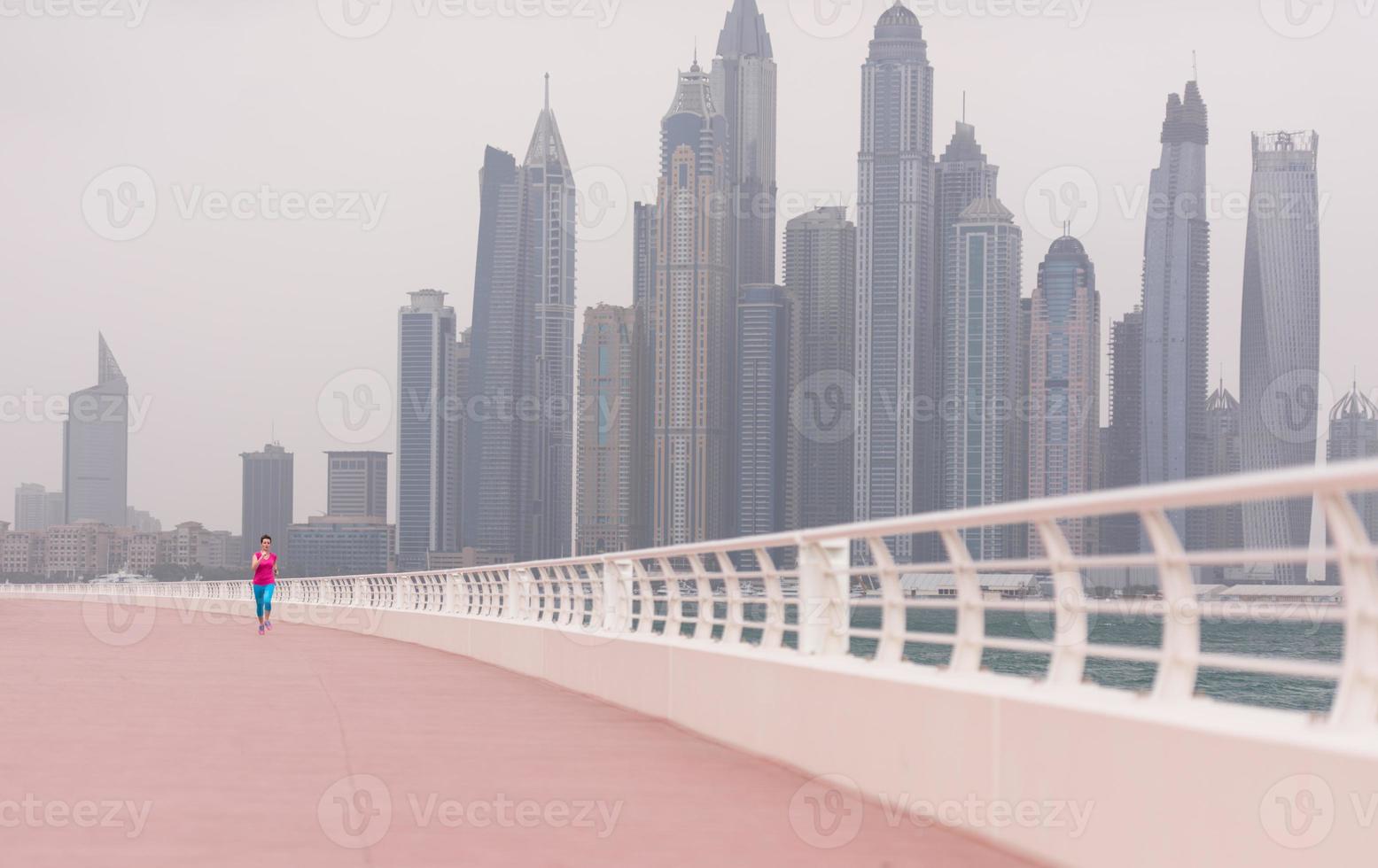 vrouw rennen Aan de promenade foto