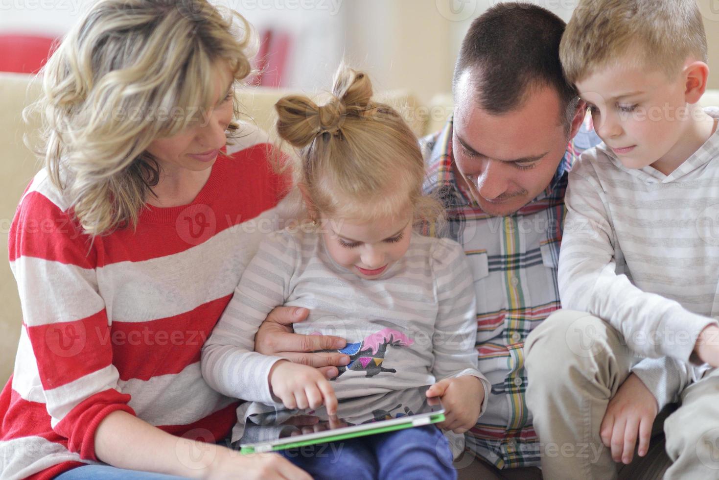 gelukkig jong familie Bij huis foto