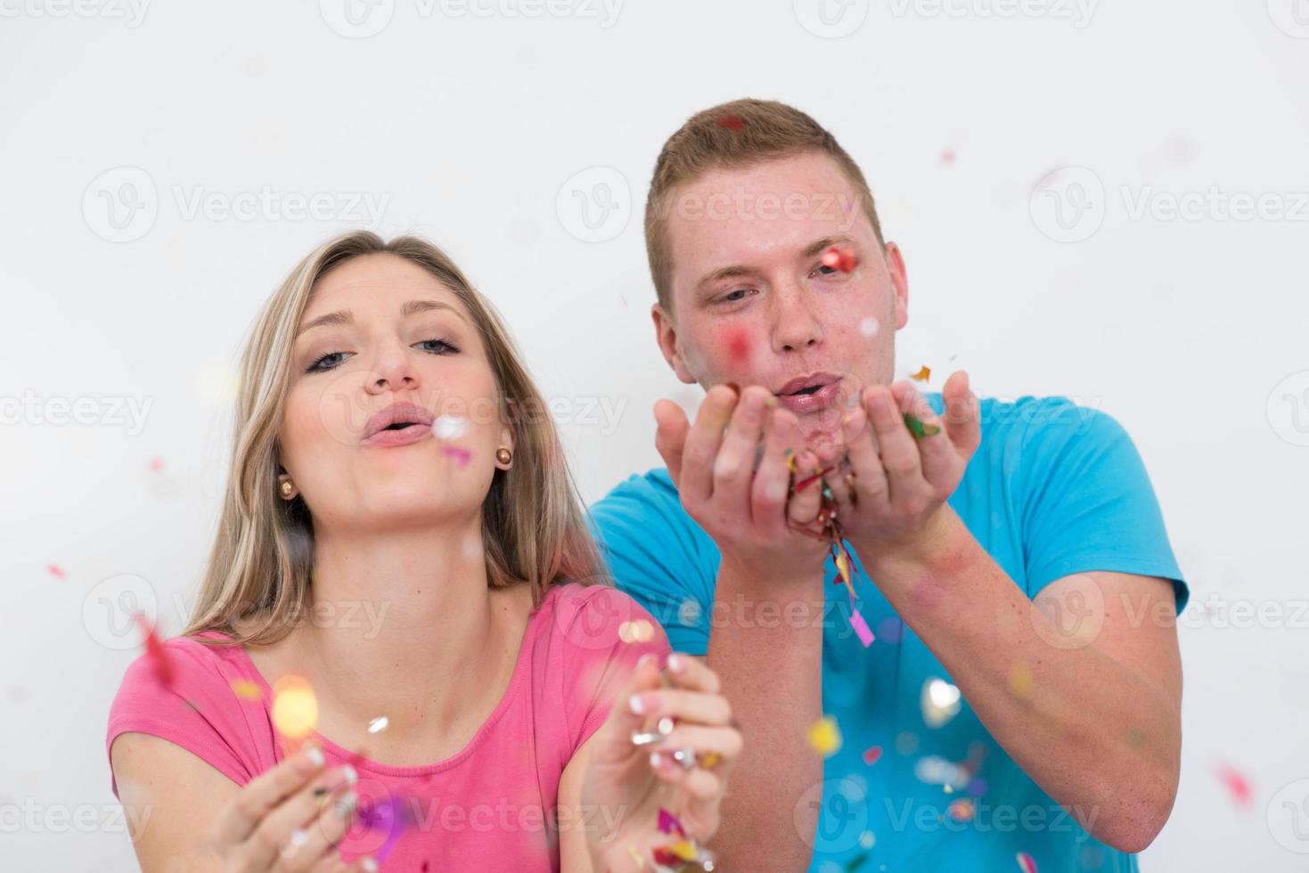 romantisch jong paar vieren partij met confetti foto