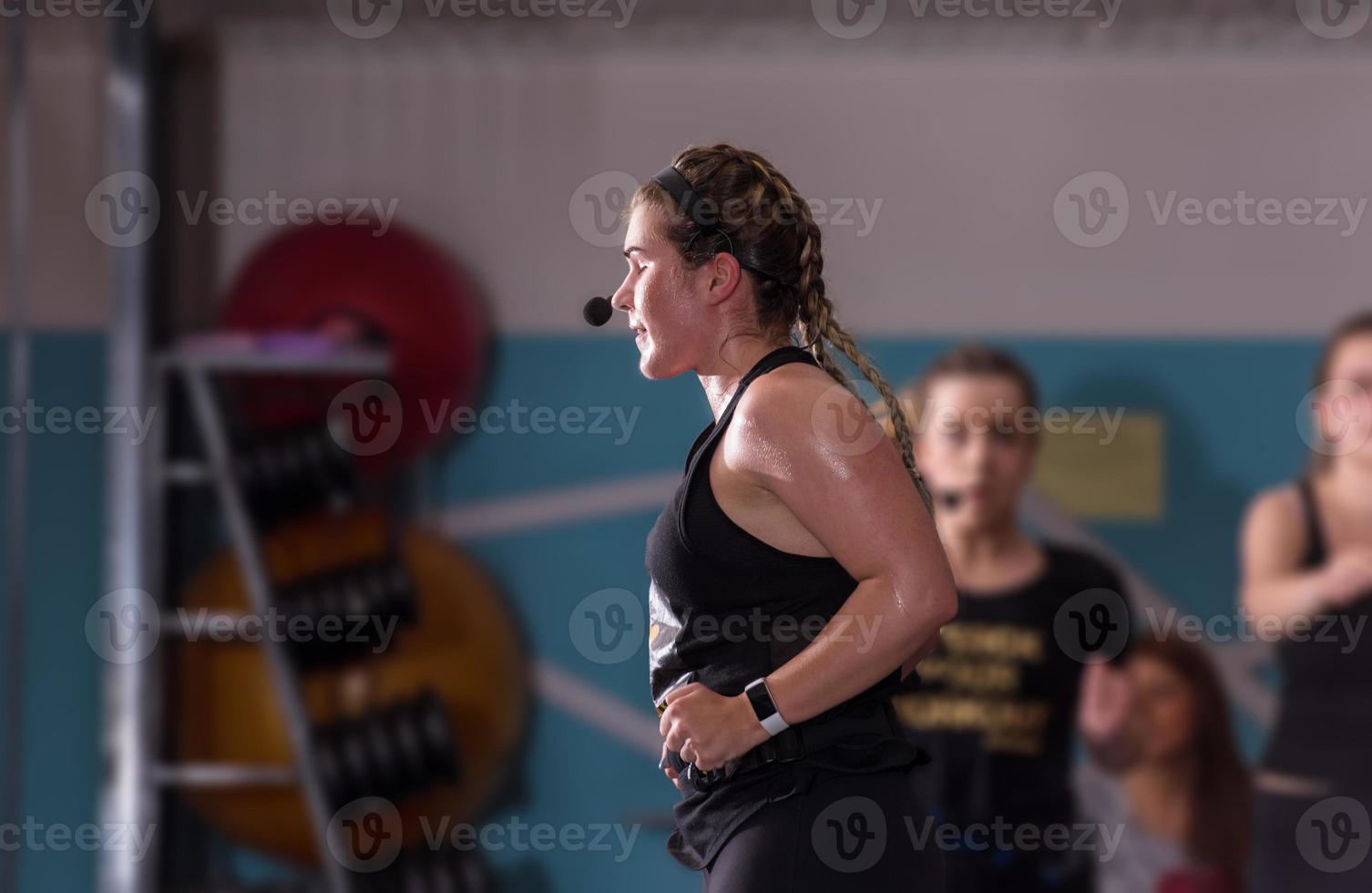 sportief Dames aan het doen aerobics opdrachten foto