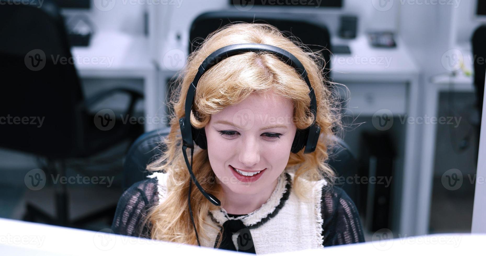 vrouw telefoontje centrum operator aan het doen haar baan foto