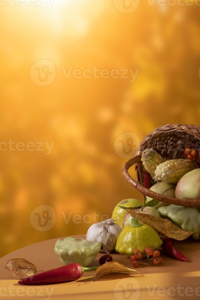 herfst verticaal samenstelling met een mand van appels, squash, paprika's Aan de achtergrond van een herfst landschap. herfst oogst concept foto