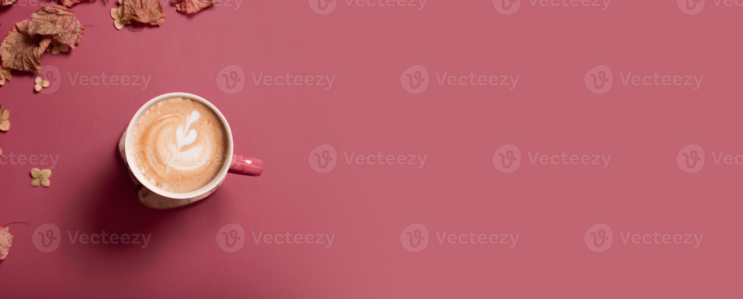 herfst vlak leggen banier met droog bladeren en koffie latte kop Aan donker roze kleur achtergrond. creatief herfst, dankzegging, val, halloween concept. top visie, kopiëren ruimte foto