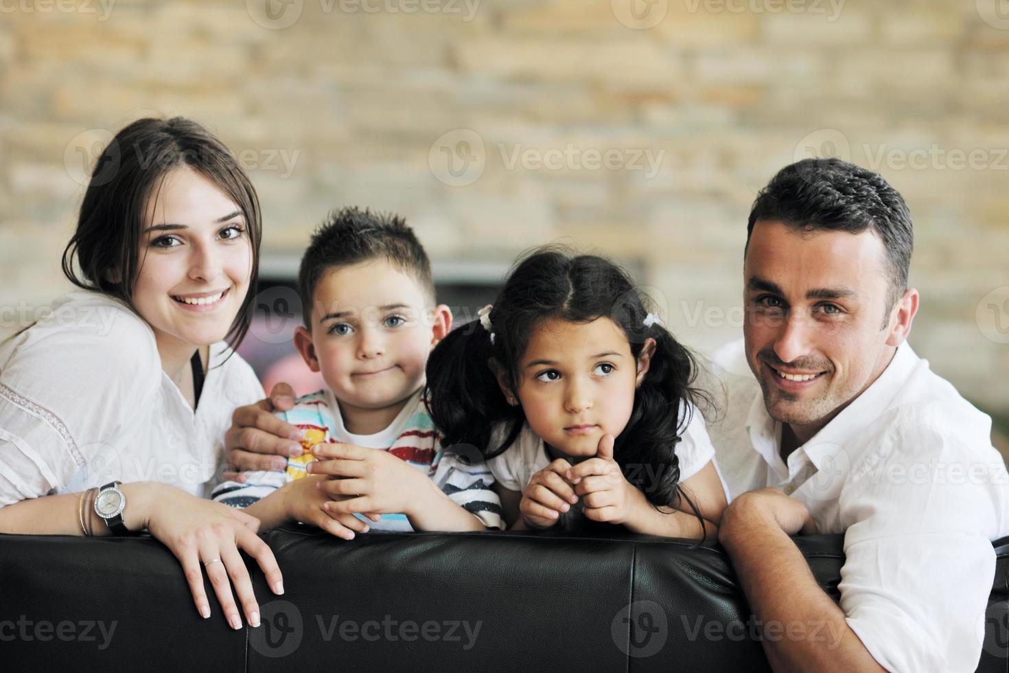 jong gezin thuis foto