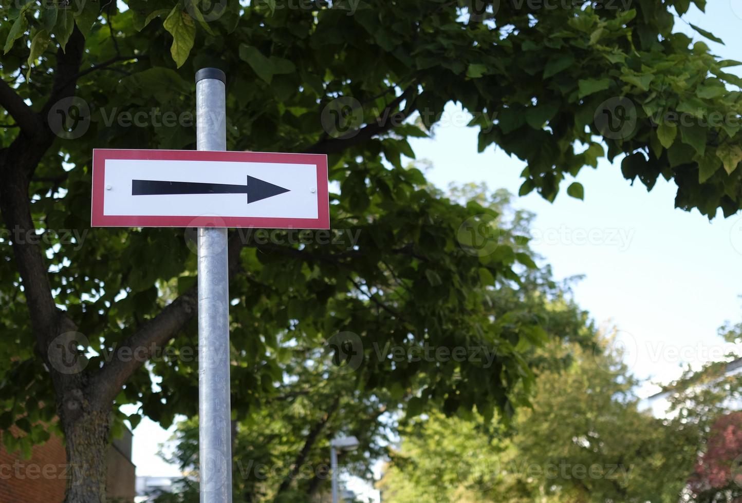 directioneel teken met pijl richten naar de Rechtsaf foto