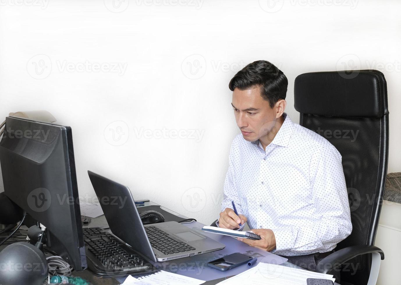 een Mens werken van huis Bij een bureau foto