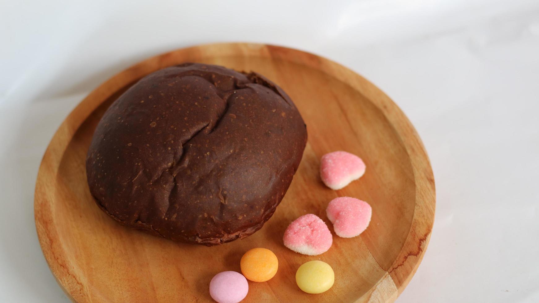 donker bruin brood en zes schattig snoepjes foto