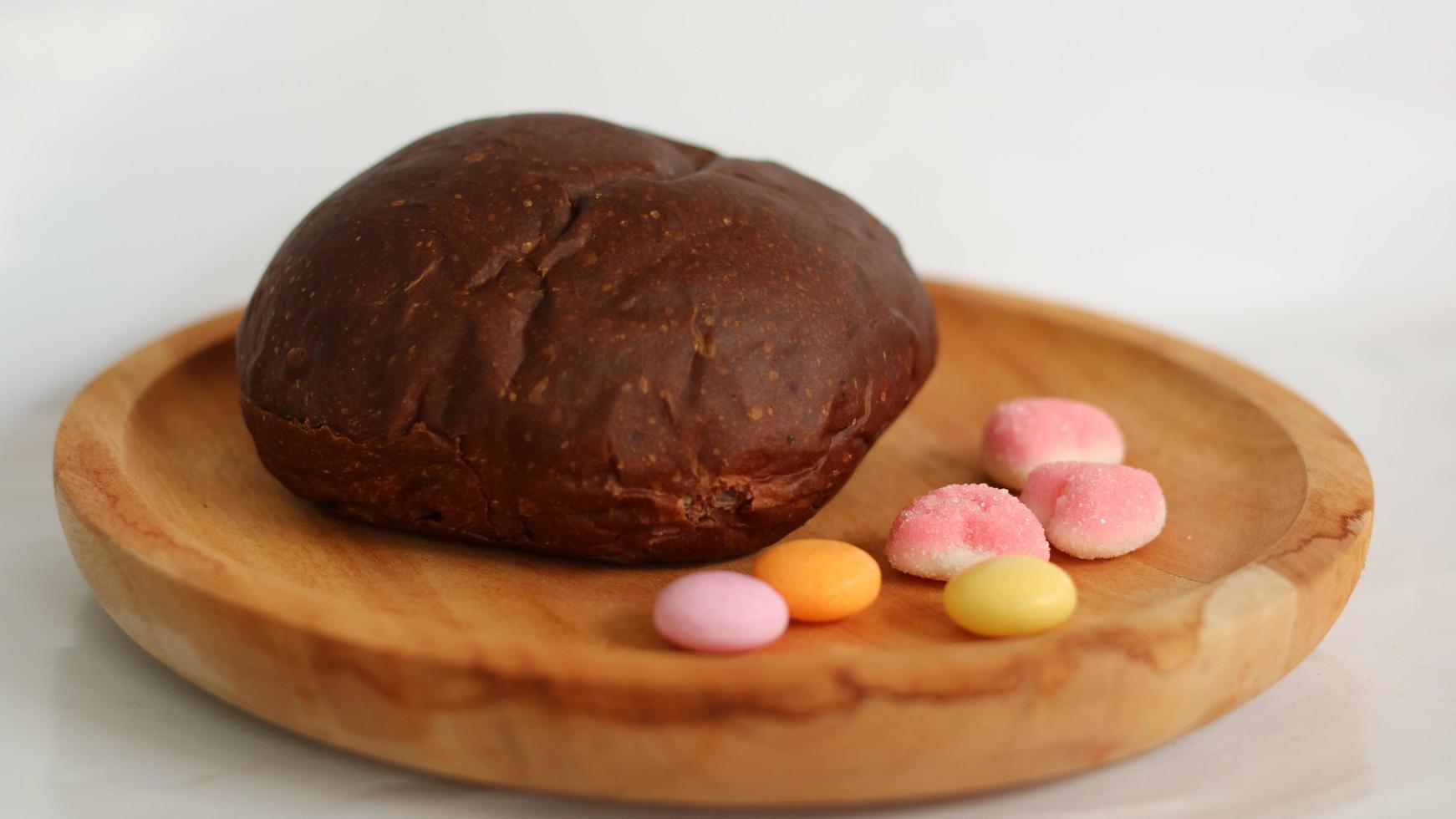 donker bruin brood en zes schattig snoepjes foto
