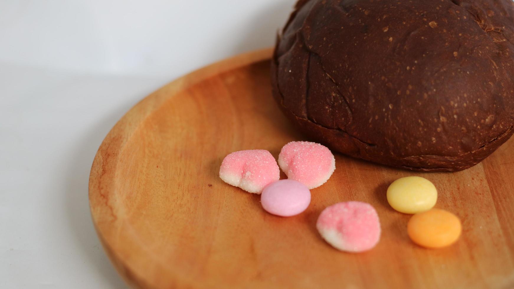 donker bruin brood en zes schattig snoepjes foto