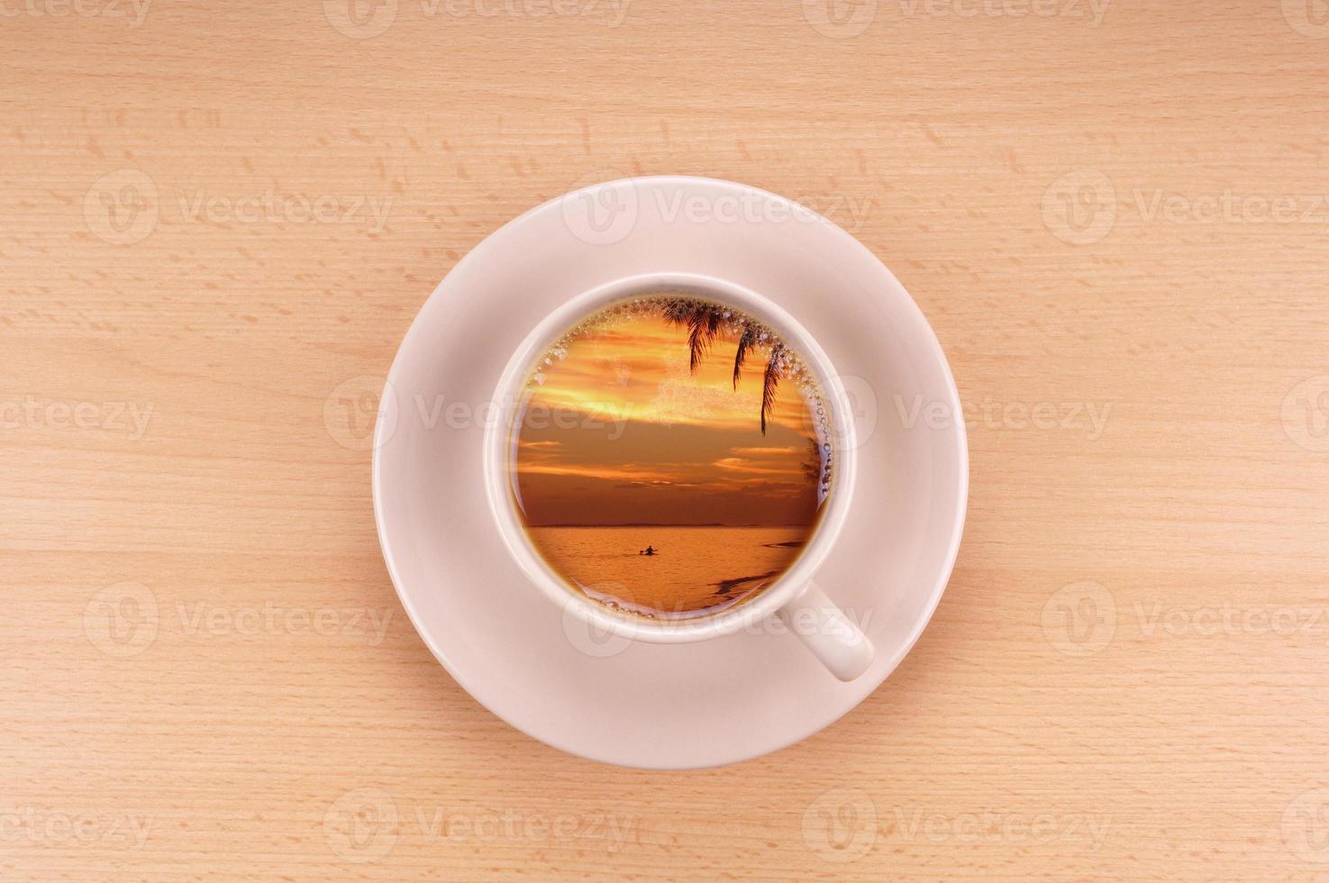 zonsondergang in een kop van koffie foto
