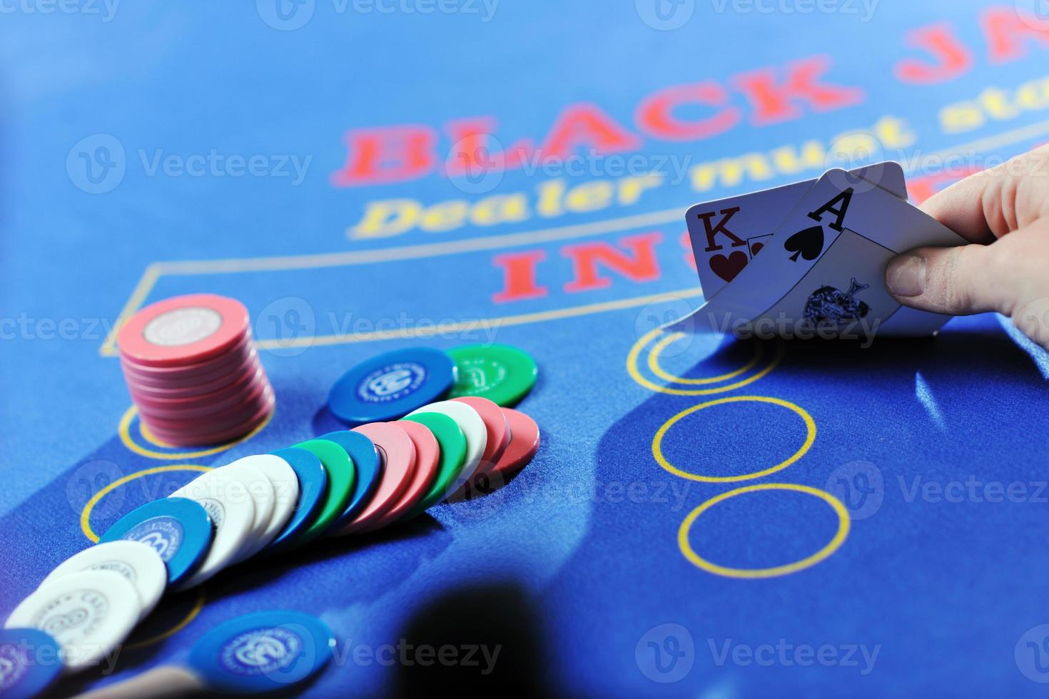 vrouw Speel zwart jack kaart spel in casino foto