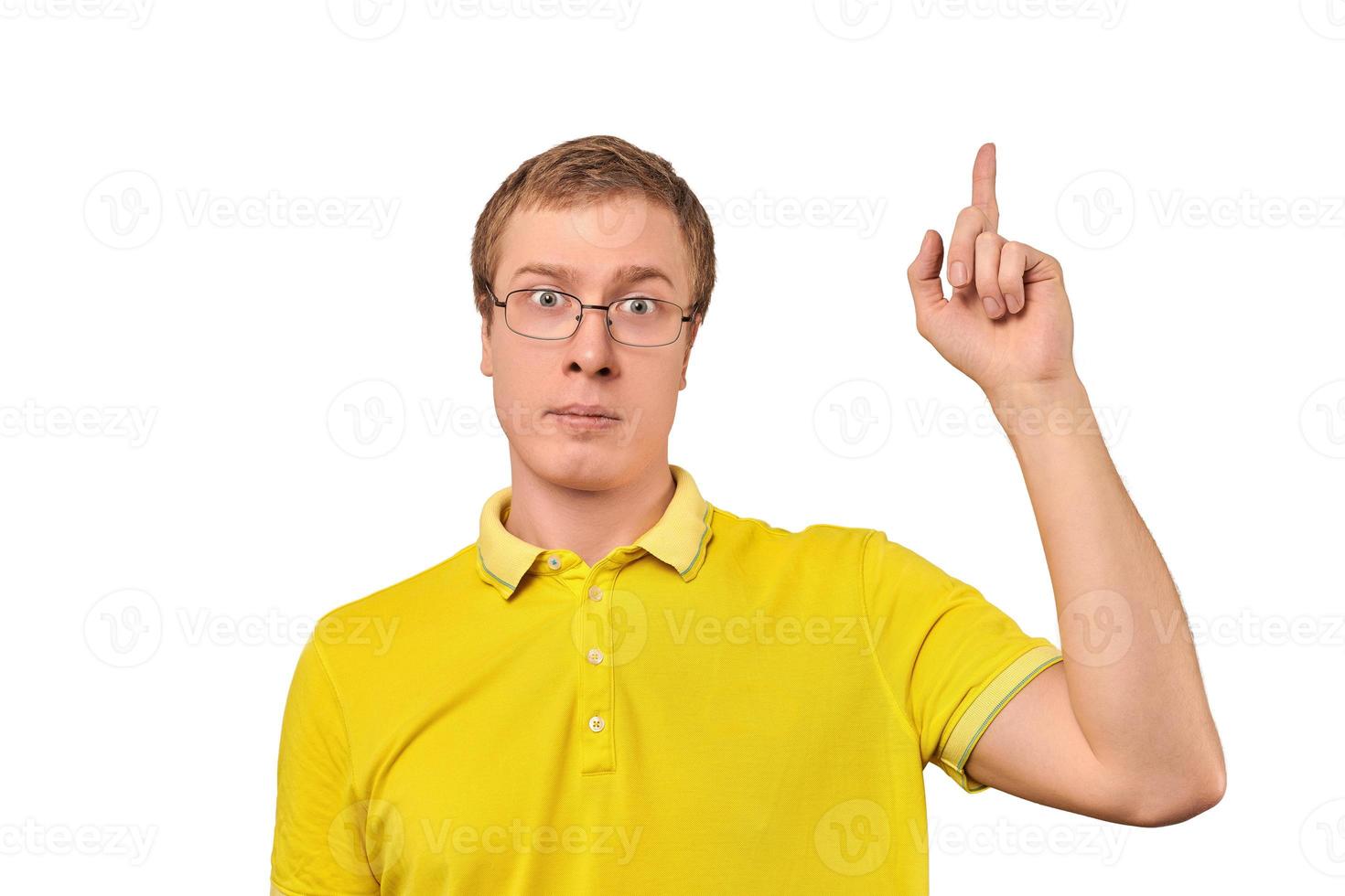 grappig jong vent in correctief bril en geel t-shirt met eureka gebaar, Mens kreeg idee geïsoleerd foto