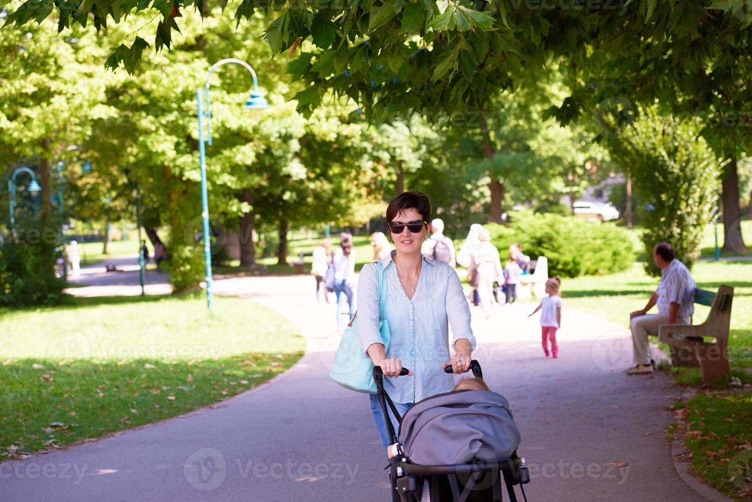 moeder en baby in park foto