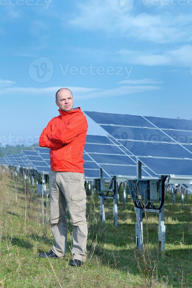 mannetje zonne- paneel ingenieur Bij werk plaats foto