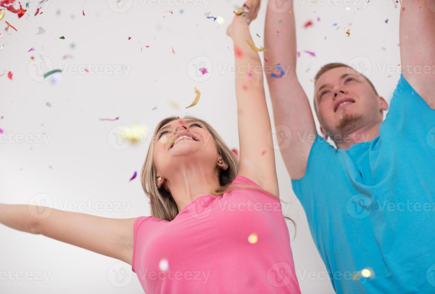 romantisch jong paar vieren partij met confetti foto