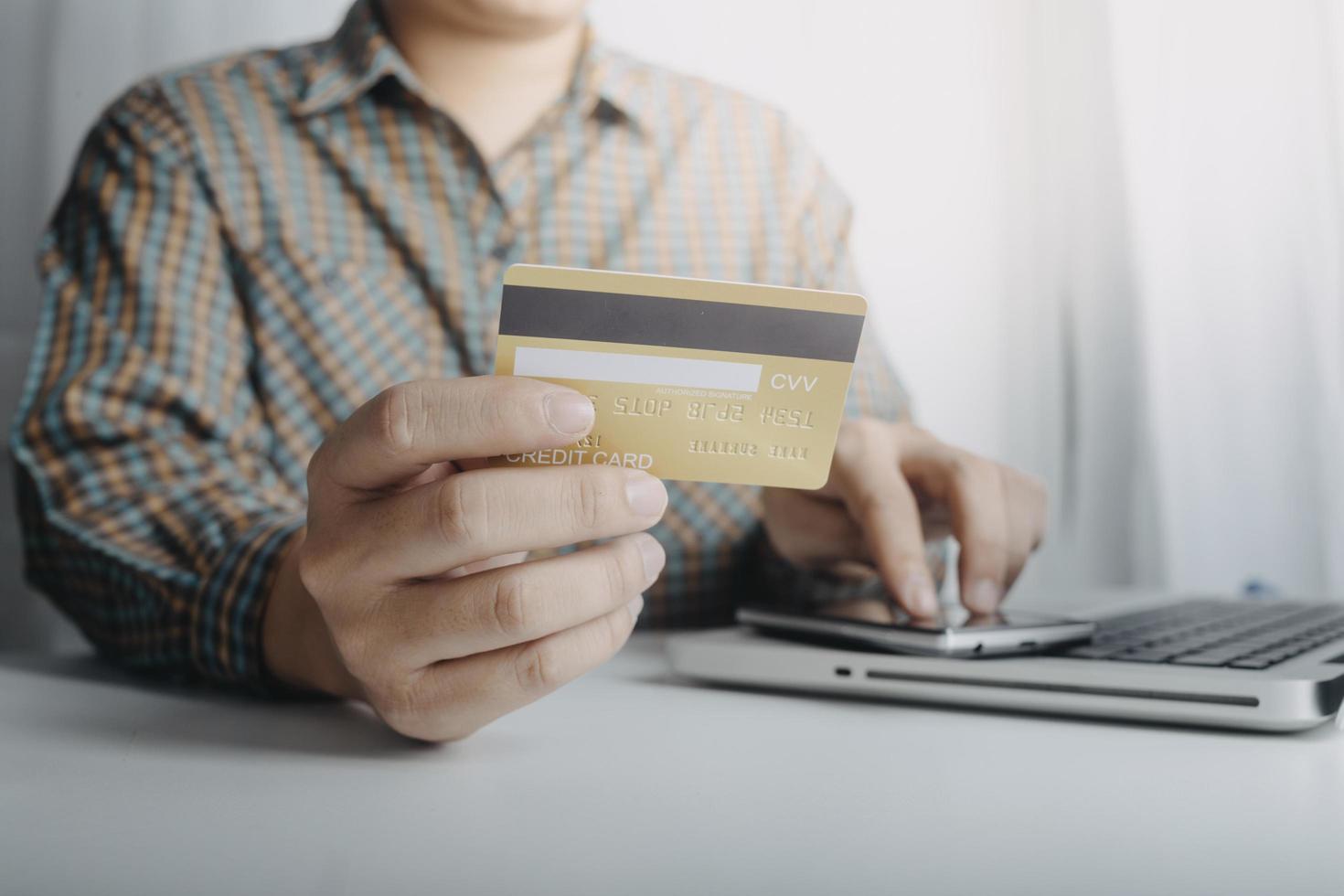 technologie, mensen en online boodschappen doen concept - gelukkig glimlachen Mens met tablet pc computer en credit kaart Bij huis foto