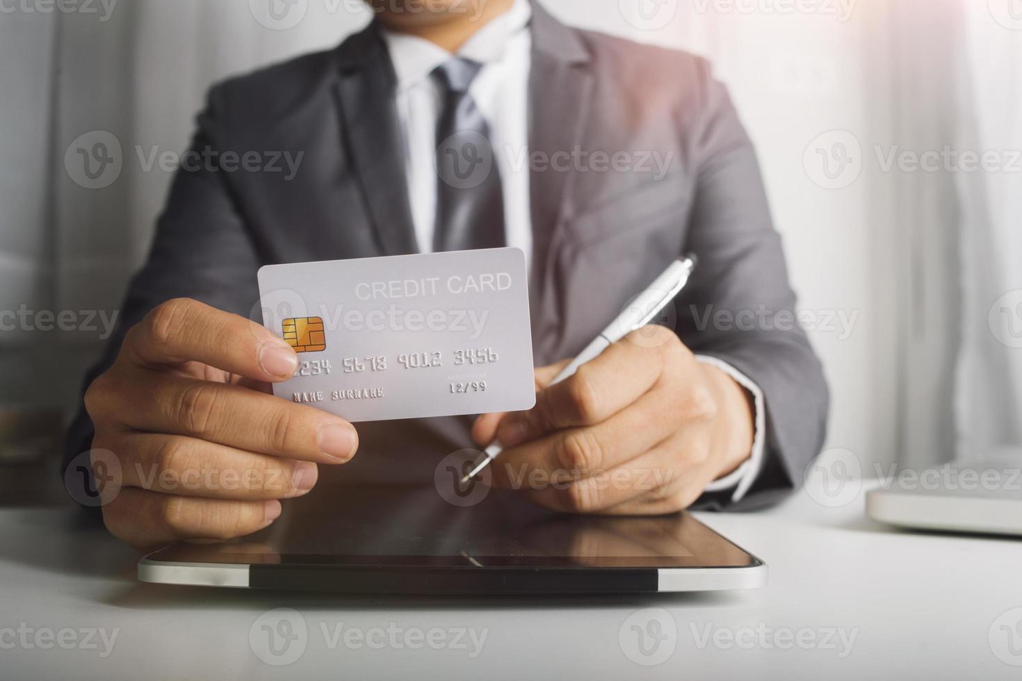 technologie, mensen en online boodschappen doen concept - gelukkig glimlachen Mens met tablet pc computer en credit kaart Bij huis foto