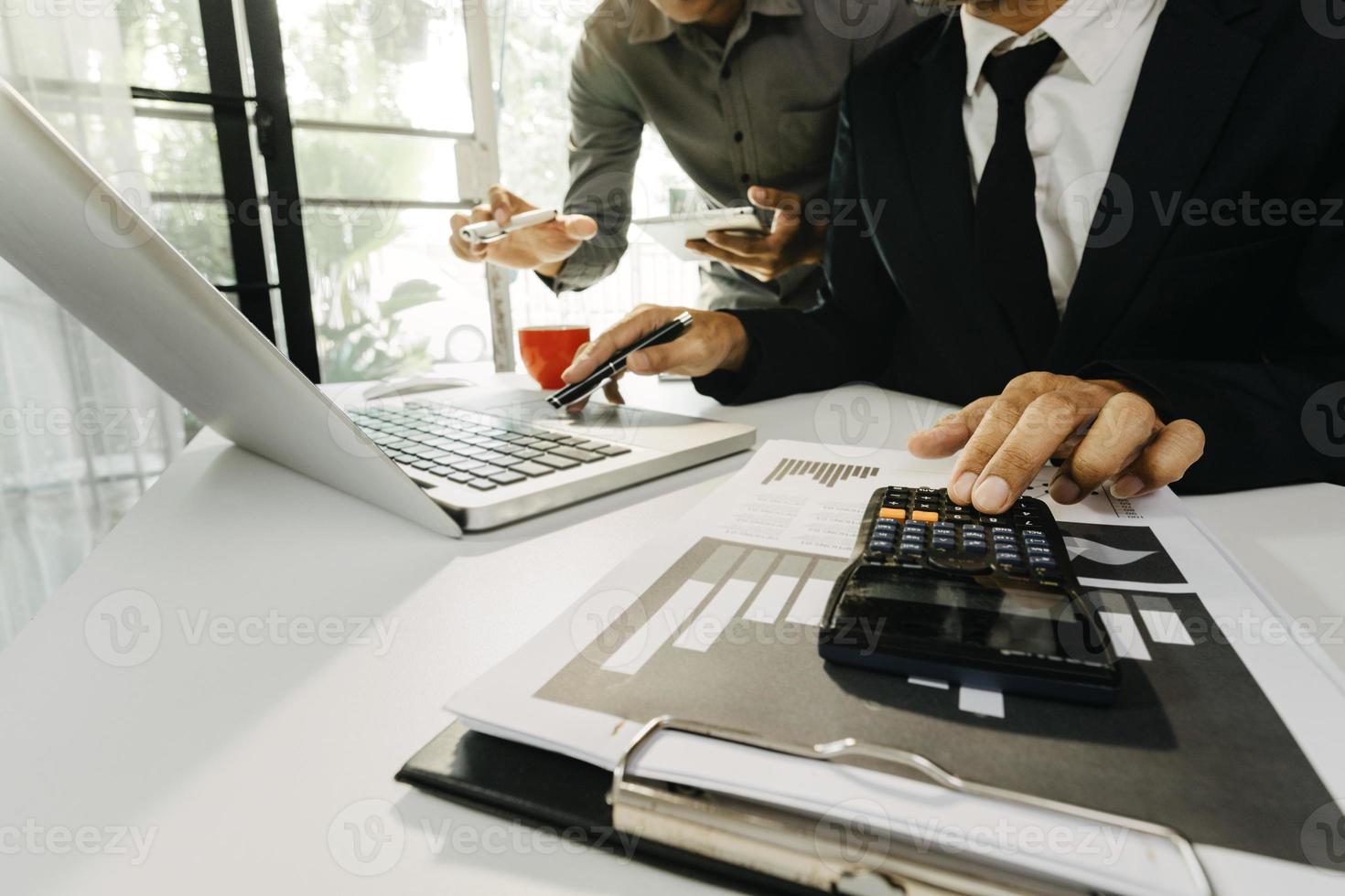 zakenmensen die bijeenkomen om de grafiekgegevens van het financiële rapport te analyseren en te bespreken en te brainstormen in het teamwerk en het boekhoudconcept van de kantoorfinancieel adviseur. foto