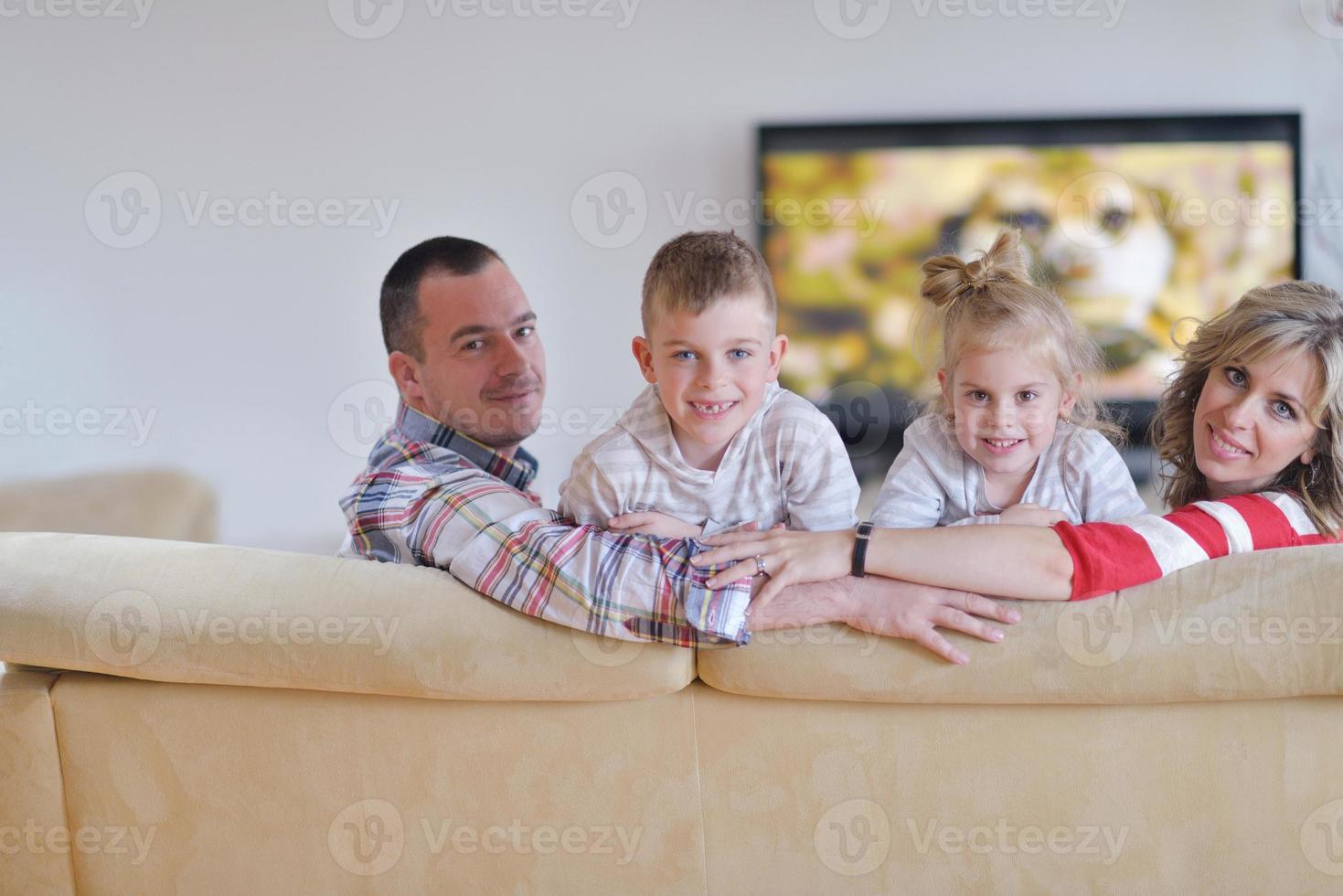 gelukkig jong familie Bij huis foto