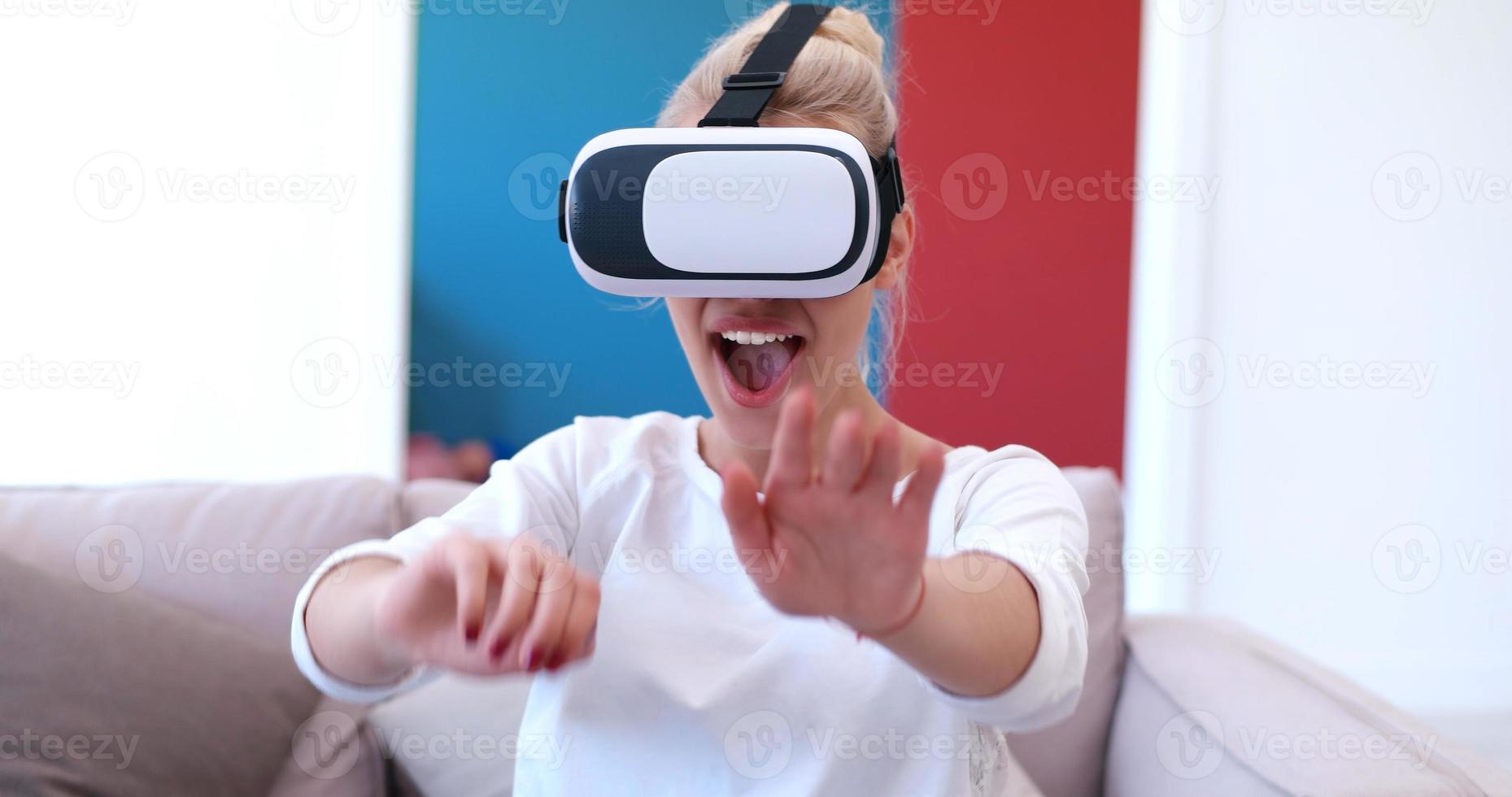 vrouw gebruik makend van vr-headset bril van virtueel realiteit foto