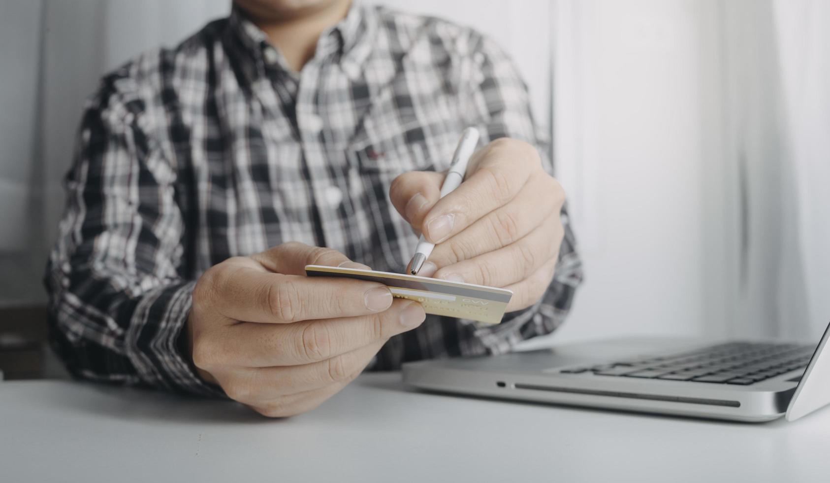 zakenmensen die bijeenkomen om de grafiekgegevens van het financiële rapport te analyseren en te bespreken en te brainstormen in het teamwerk en het boekhoudconcept van de kantoorfinancieel adviseur. foto