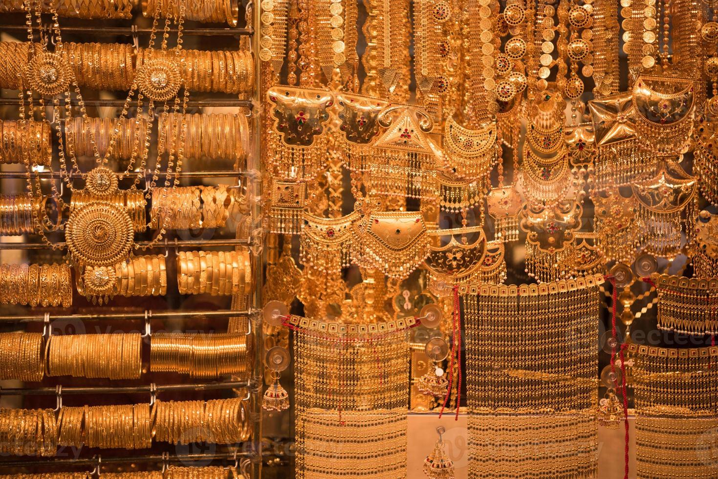 goud sieraden in de winkel venster foto