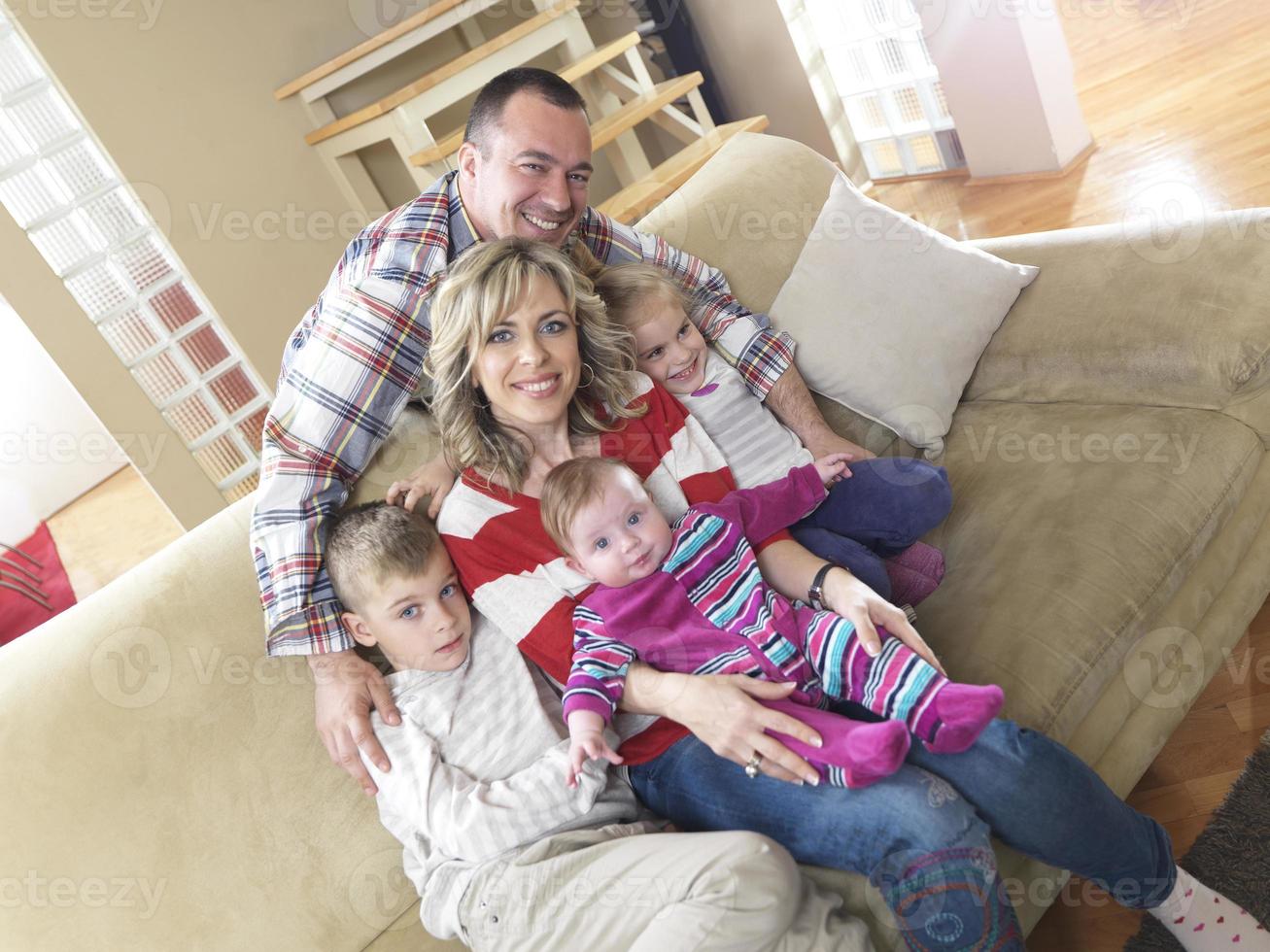 gelukkig jong familie Bij huis foto