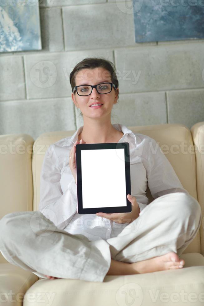vrouw gebruik makend van tablet pc Bij huis foto