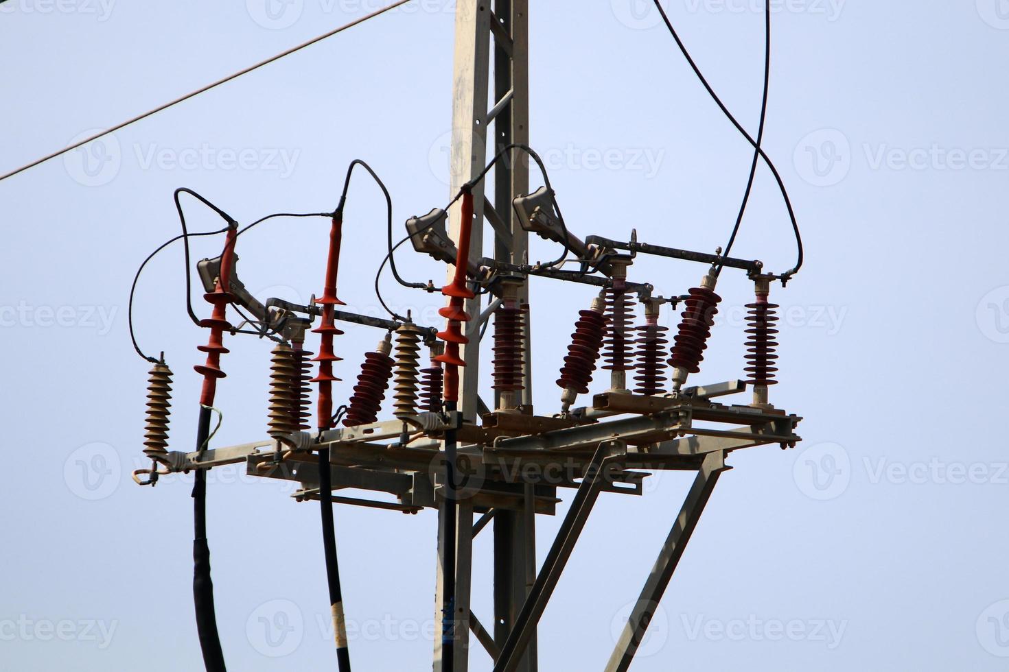 elektrische draden die een hoogspanningsstroom voeren. foto