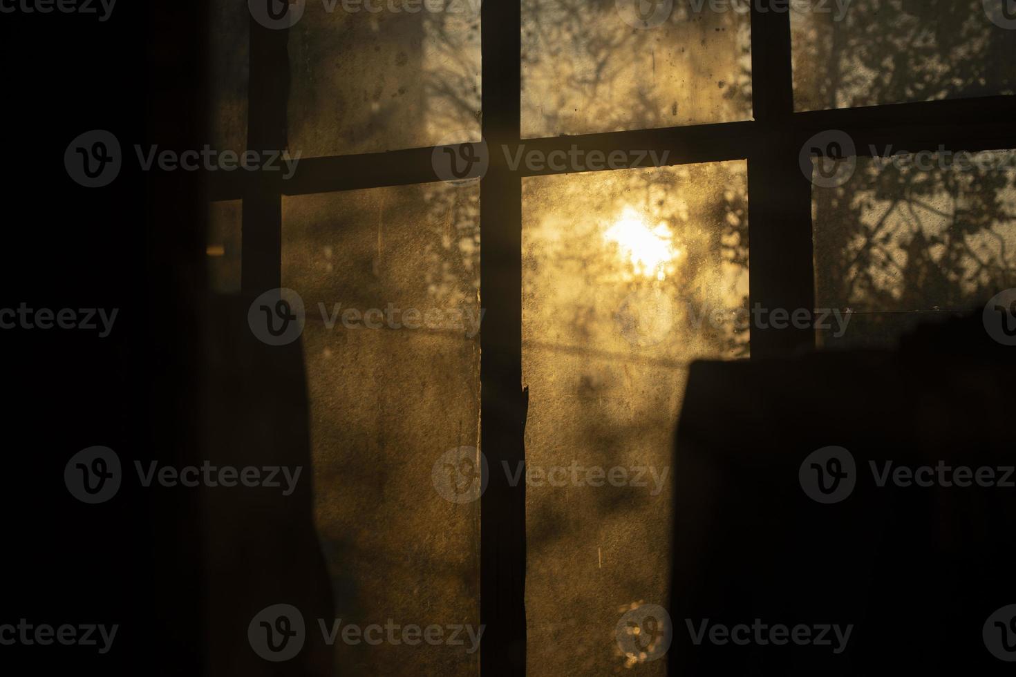 de zon schijnt door de venster in de ochtend. warm atmosfeer in de lucht. foto