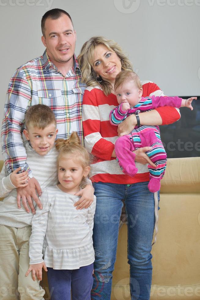 gelukkig jong familie Bij huis foto