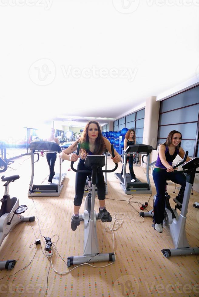 Dames werken uit Aan spinnen Fietsen Bij de Sportschool foto