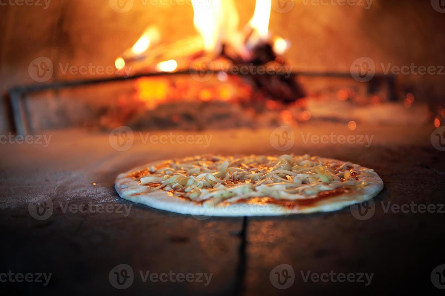 rustiek pizza in hout ontslagen oven foto