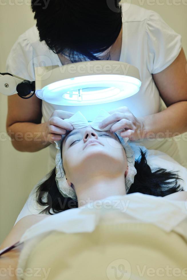 vrouw met gelaats masker in kunstmatig studio foto