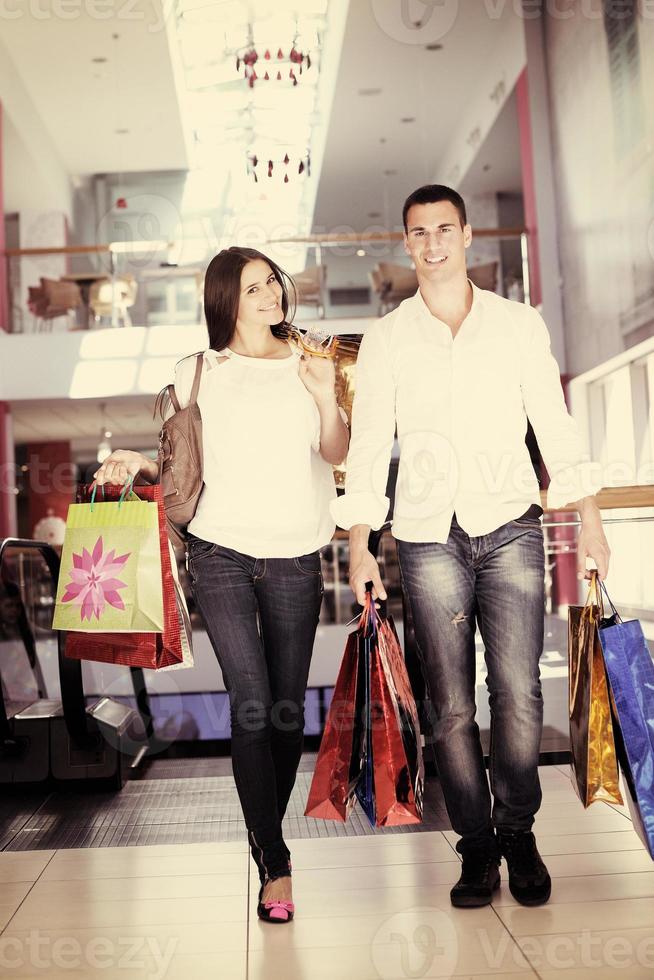 gelukkig jong paar in boodschappen doen foto