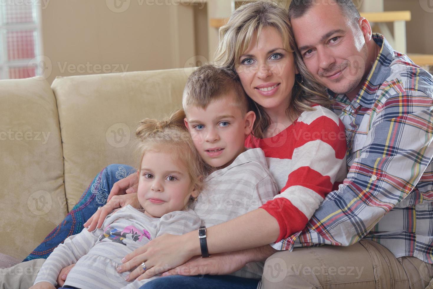 gelukkig jong familie Bij huis foto