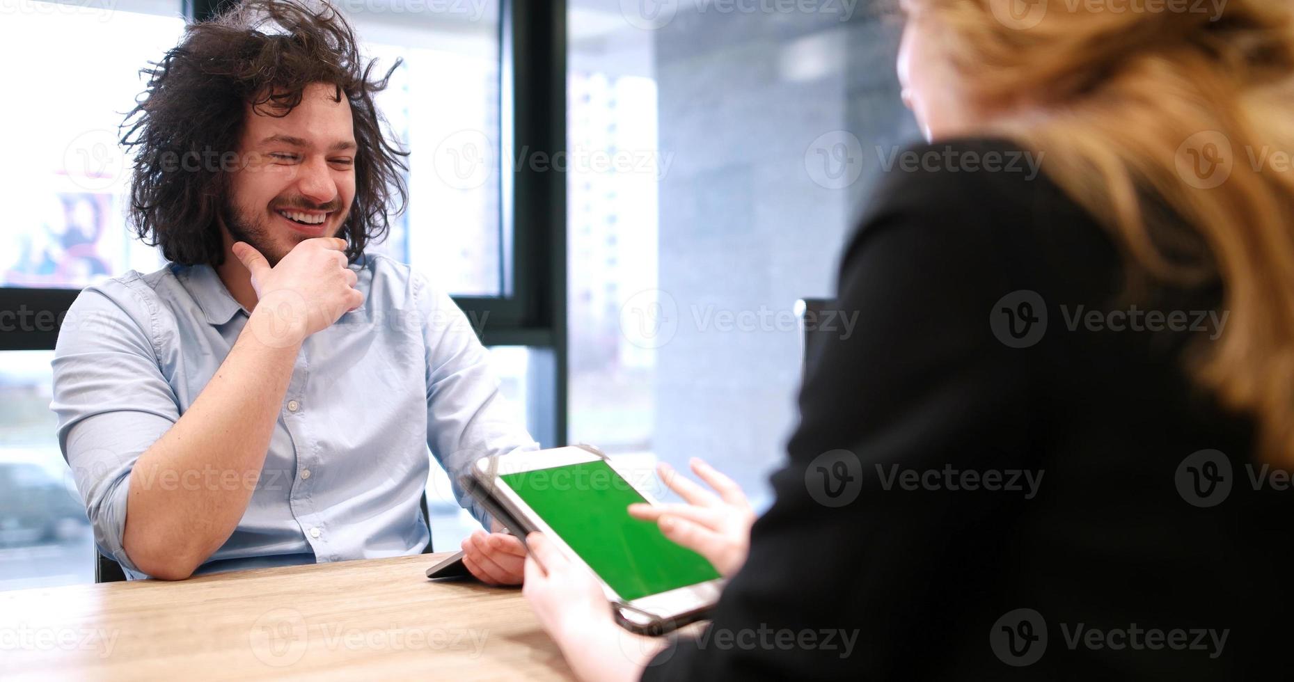 opstarten business team tijdens een bijeenkomst in modern kantoorgebouw foto