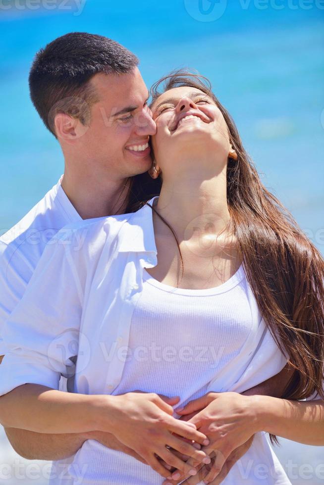 gelukkig paar hebben pret Aan de strand foto