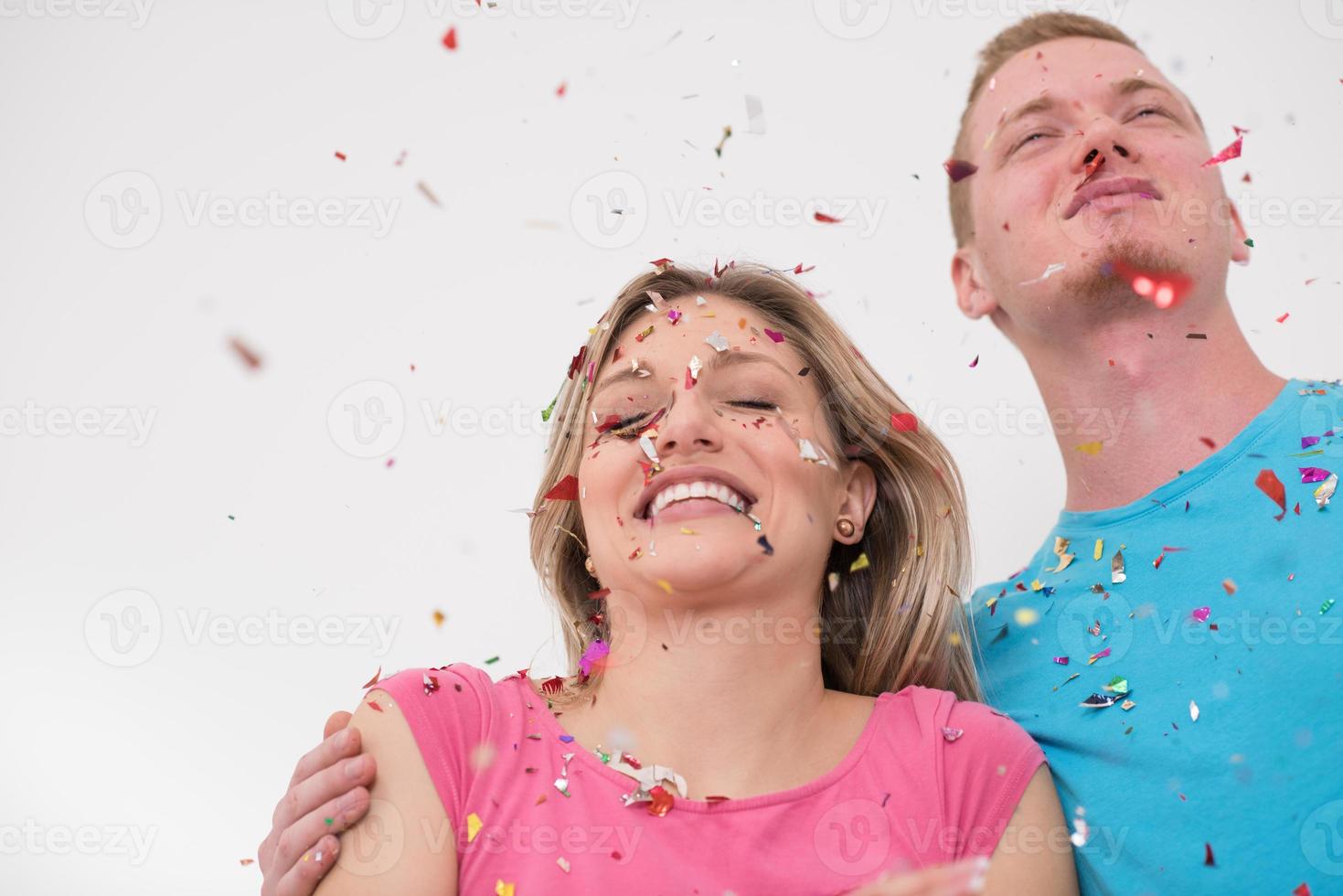 romantisch jong paar vieren partij met confetti foto