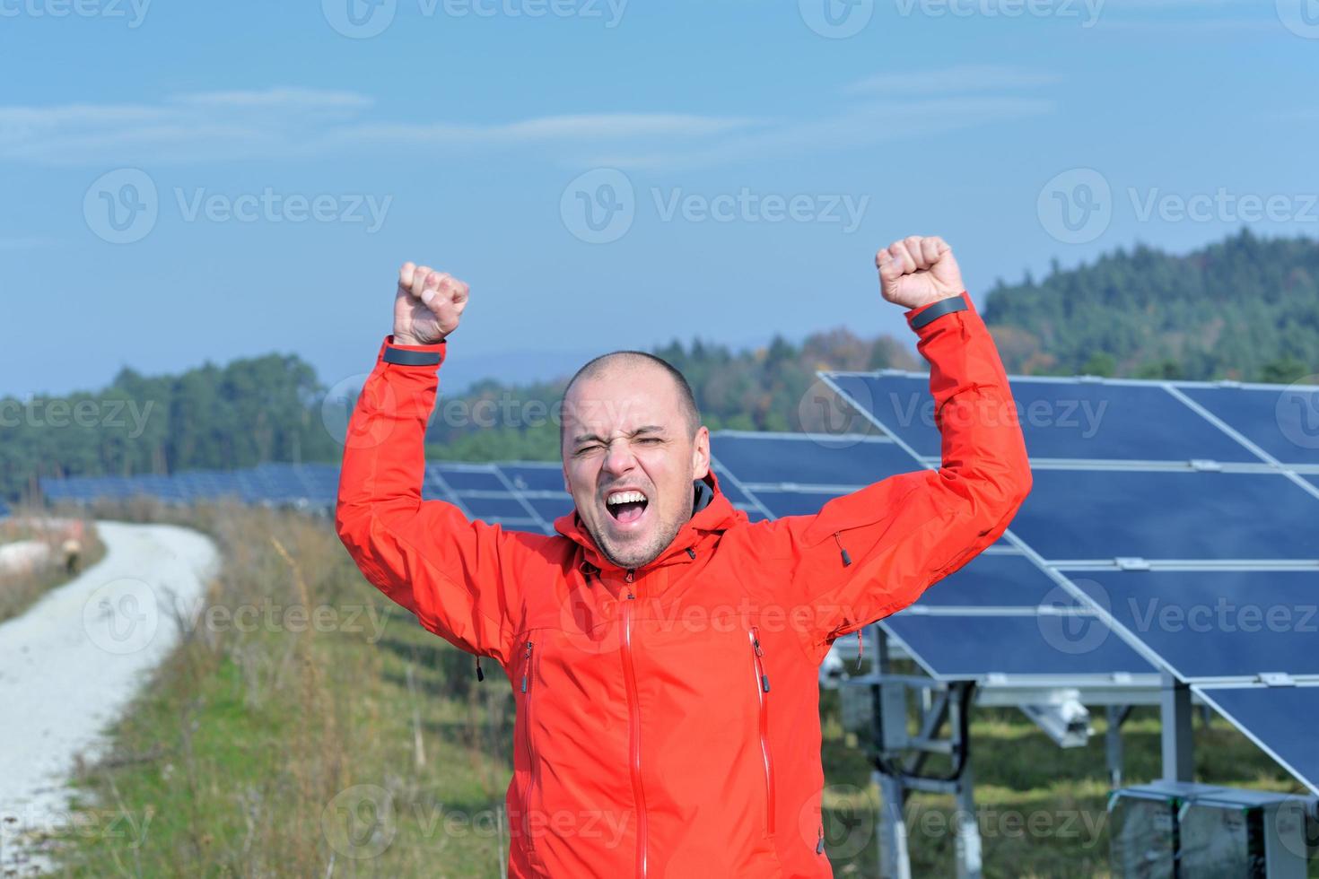 mannetje zonne- paneel ingenieur Bij werk plaats foto