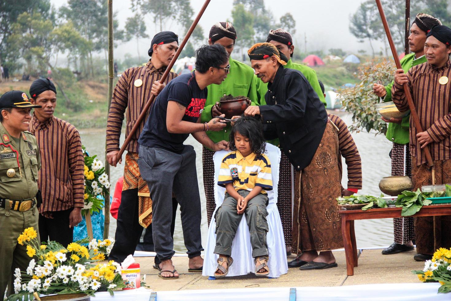 sterven, Indonesië - augustus 1, 2015. dieng cultuur festival, toeristen volgen de dreadlocks processie gedurende de dieng cultuur festival evenement Bij sterven, banjarnegara wijk, centraal Java foto