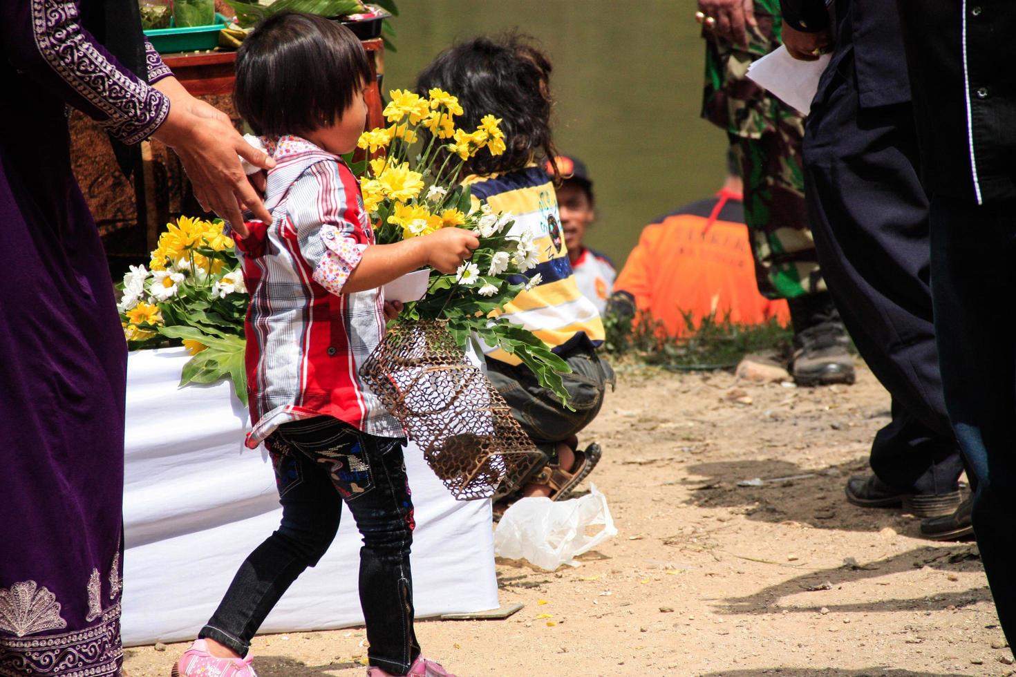 sterven, Indonesië - augustus 1, 2015. dieng cultuur festival, toeristen volgen de dreadlocks processie gedurende de dieng cultuur festival evenement Bij sterven, banjarnegara wijk, centraal Java foto