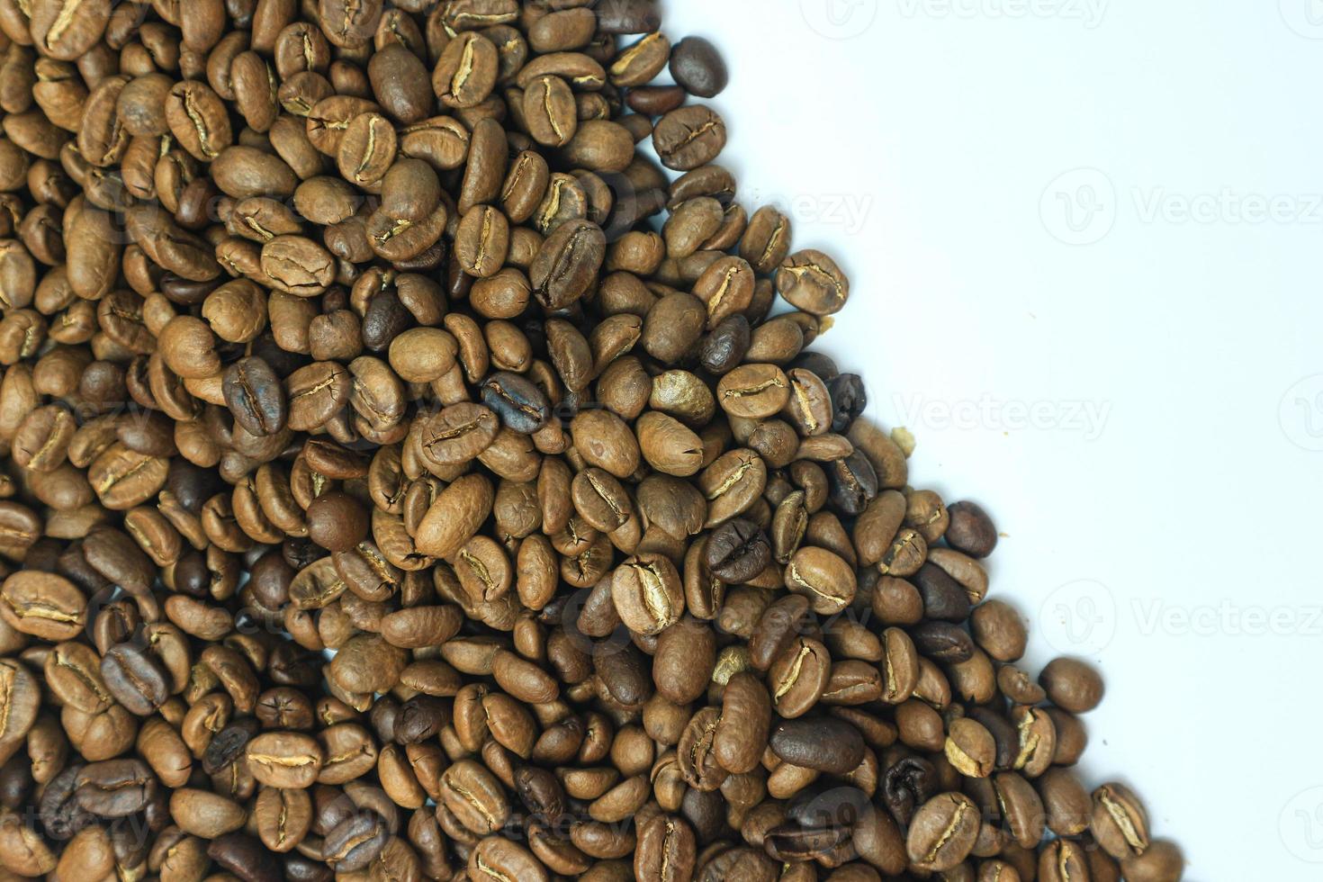 koffie bonen strepen geïsoleerd in wit achtergrond foto