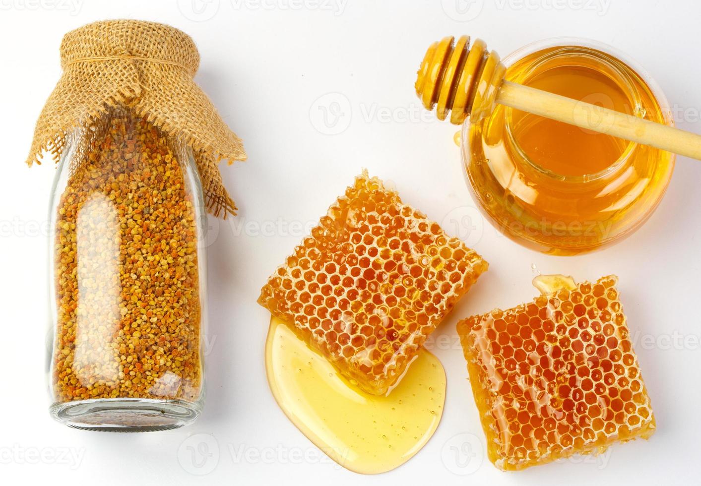 honingraat met pot en honing beer geïsoleerd Aan wit achtergrond foto