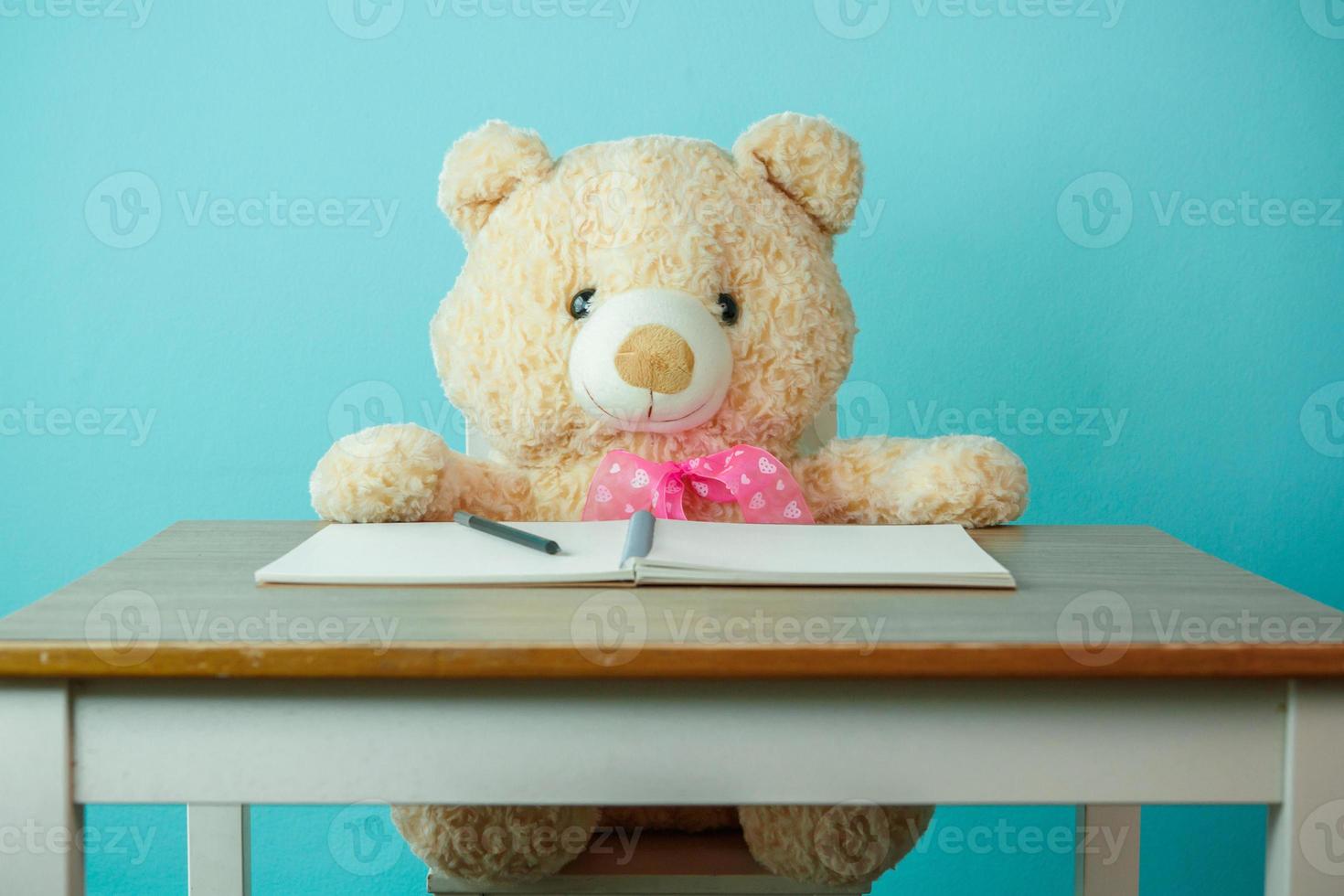 conceptuele schot van kind onderwijs. bruin teddy beer leunend Aan boeken foto