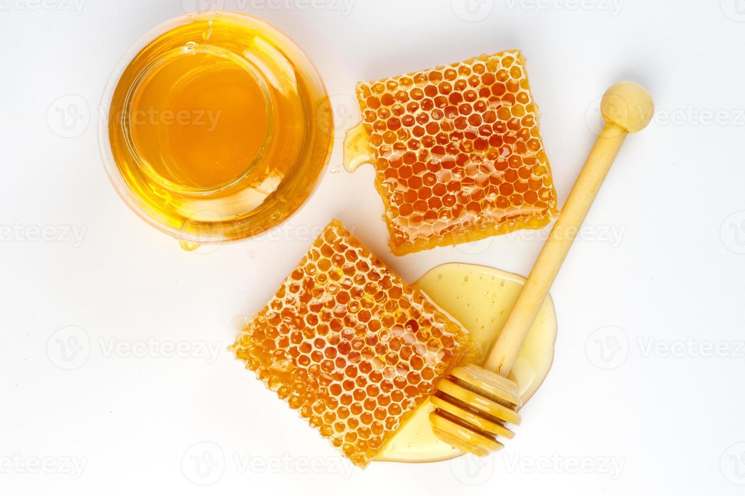 honingraat met pot en honing beer geïsoleerd Aan wit achtergrond foto
