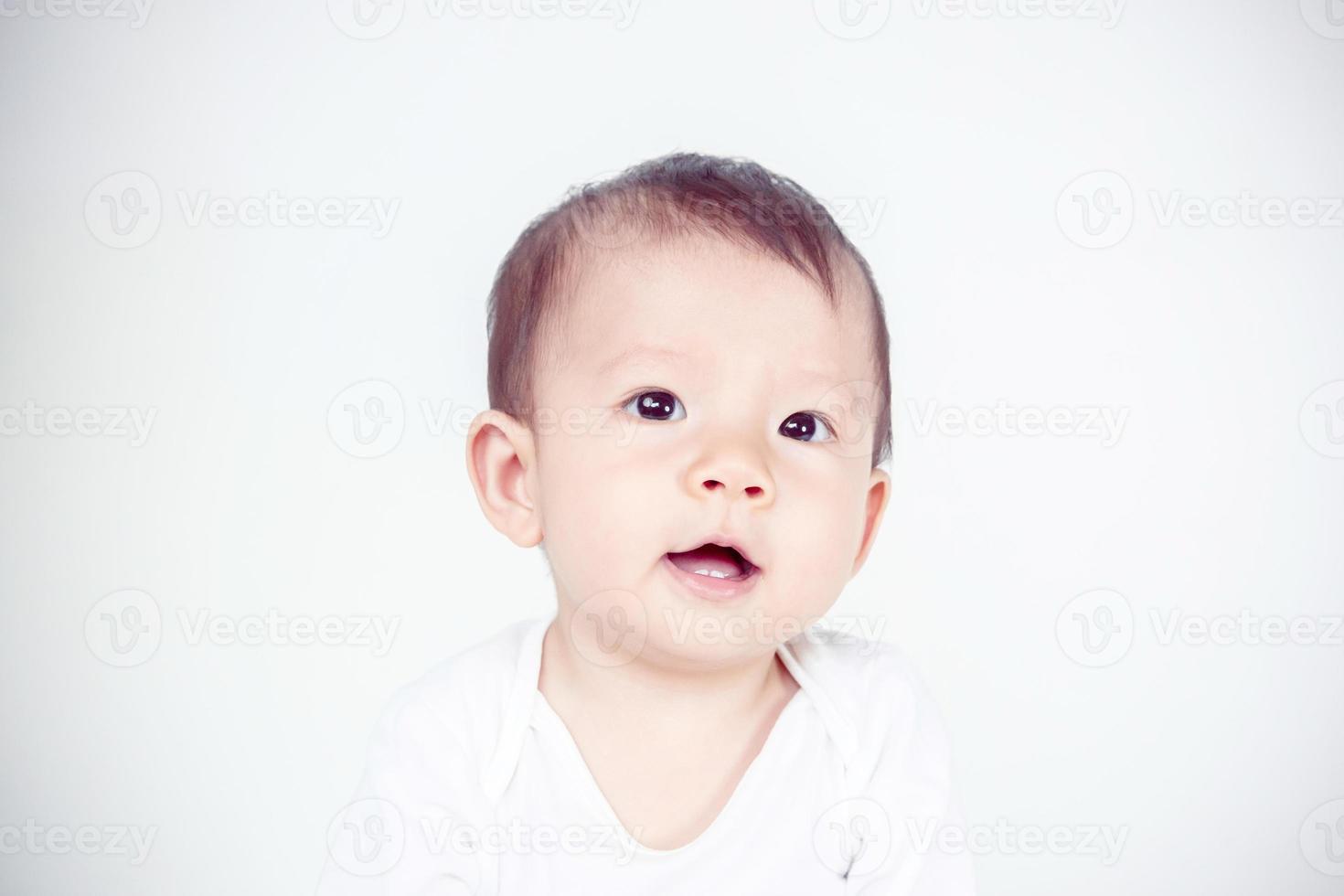 baby gelukkig Aan de wit achtergrond, nieuw familie en liefde concept foto
